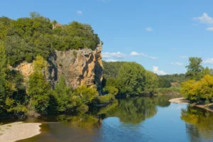 Vitrac — falaise et reflets sur la Dordogne vue du pont de Vitrac