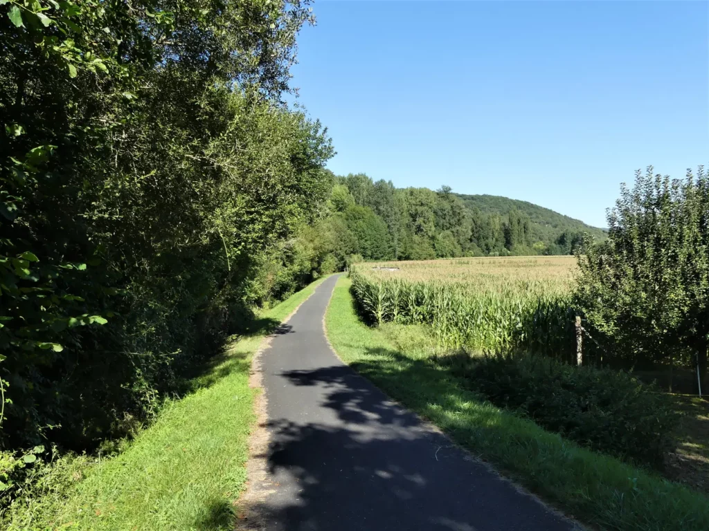 Voie verte Sarlat–Cazoulès — voie verte au Gadenaud (Peyrillac-et-Millac), vallée ouverte
