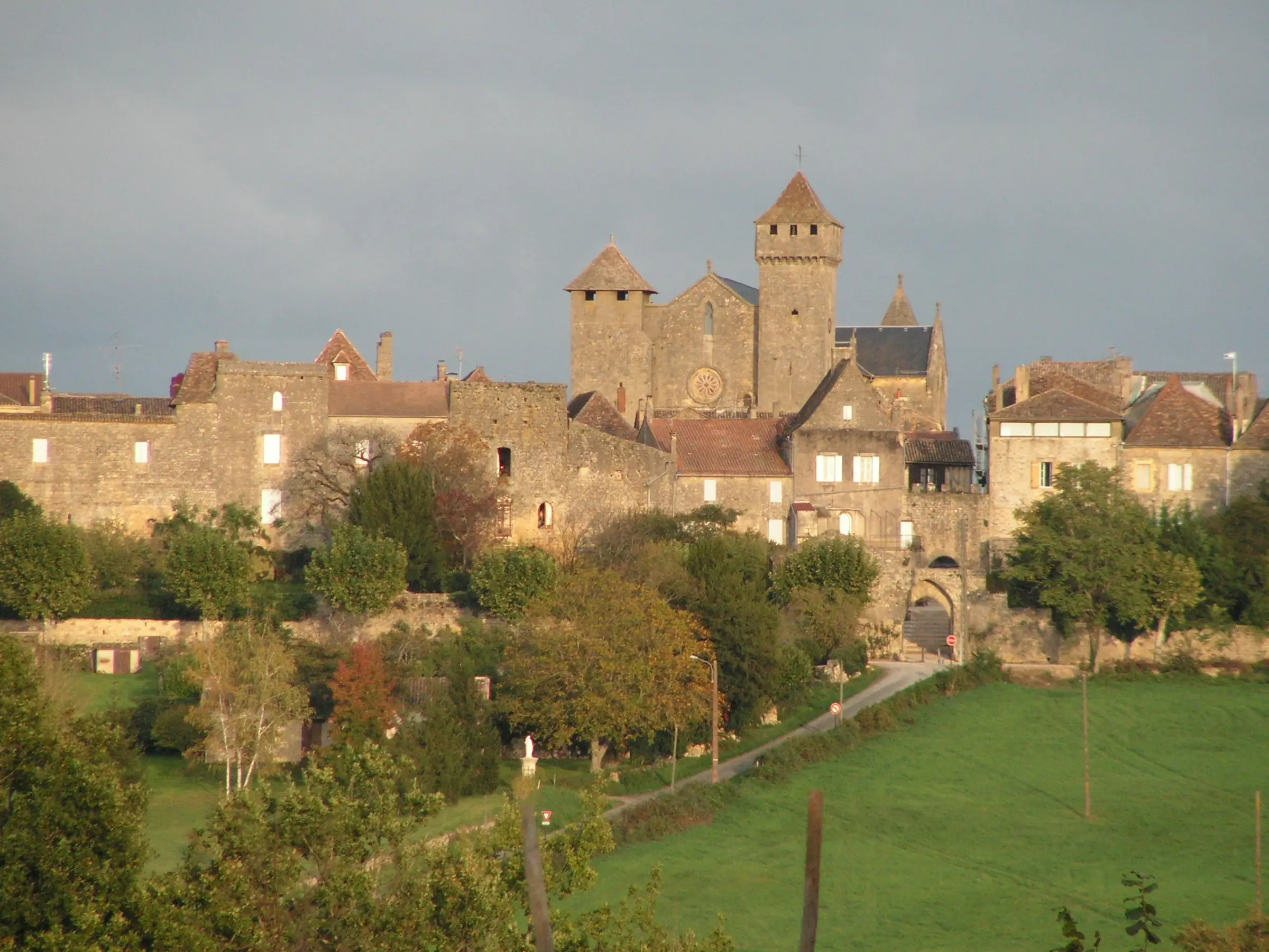 Pays des Bastides — la bastide de Beaumont-du-Périgord dans la campagne