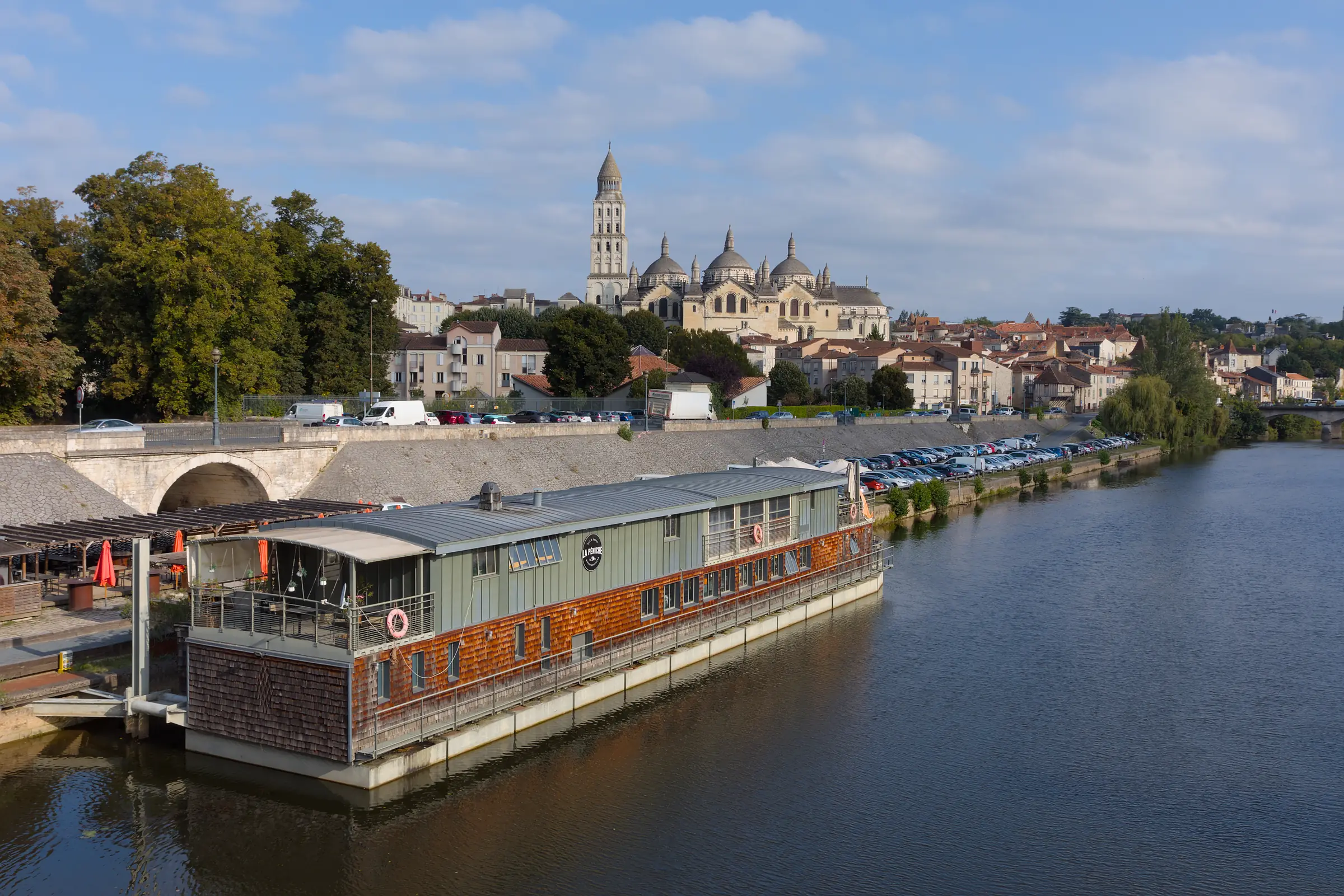 Périgord Blanc — Périgueux au bord de l'Isle, dominée par Saint-Front, vue depuis la rive est.