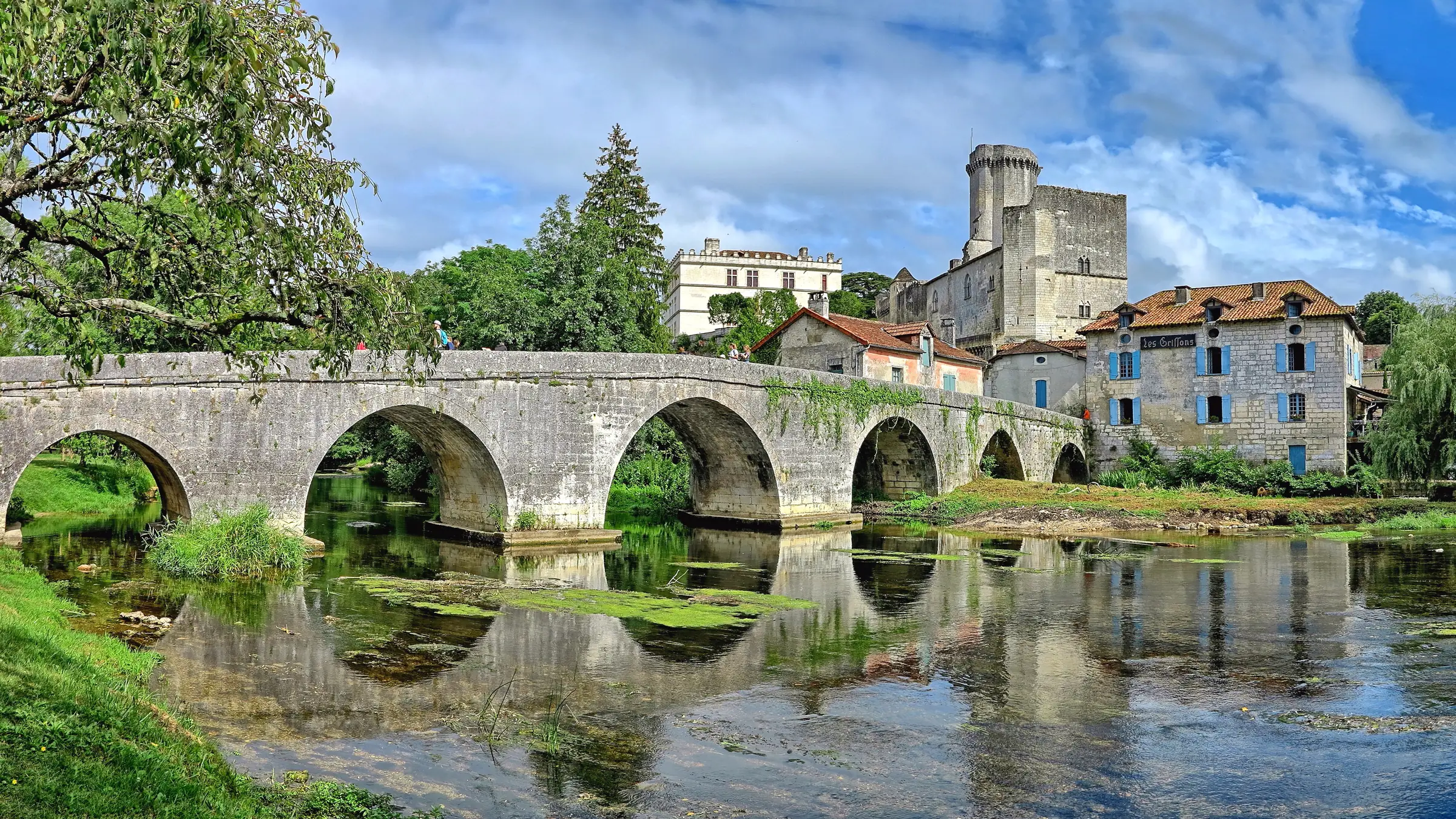 Périgord Vert — Le vieux pont de Bourdeilles sur la Dronne et les châteaux se reflétant dans l'eau.