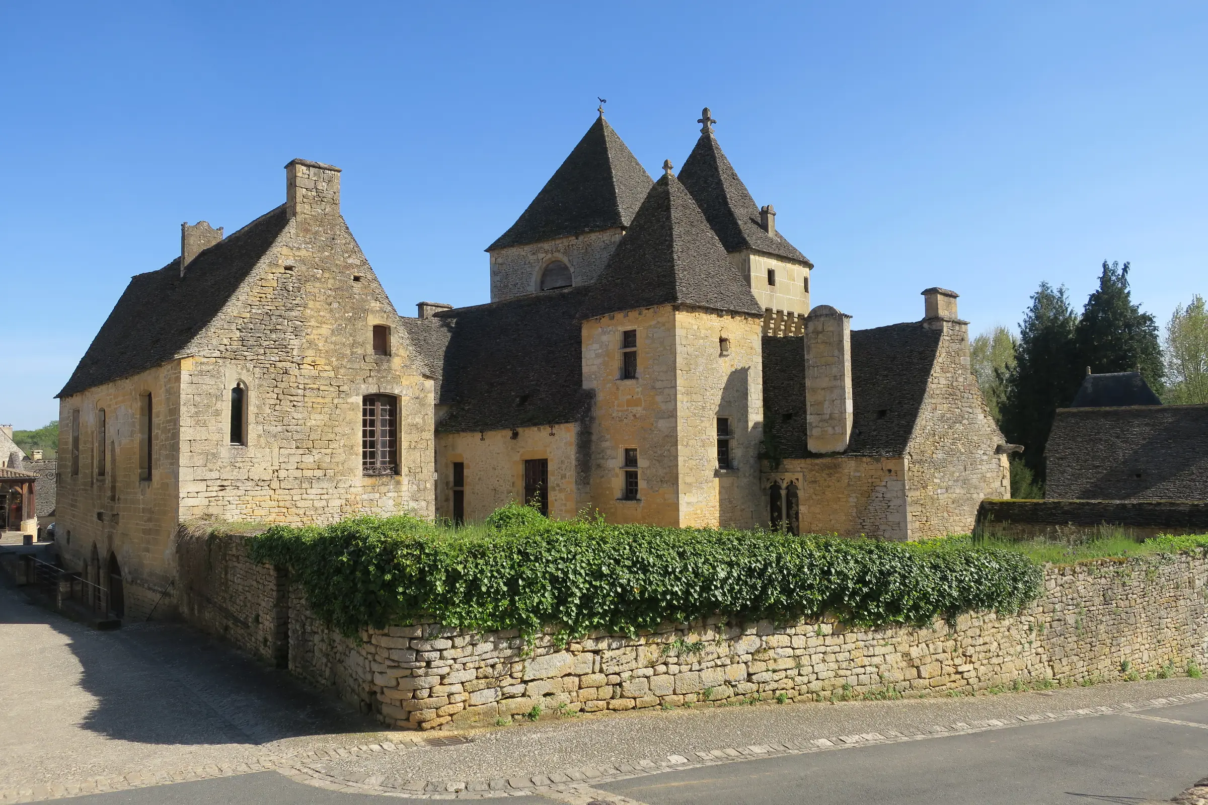 Sarladais — Le château et les maisons de pierre à toits de lauzes de Saint-Geniès, village du Sarladais.