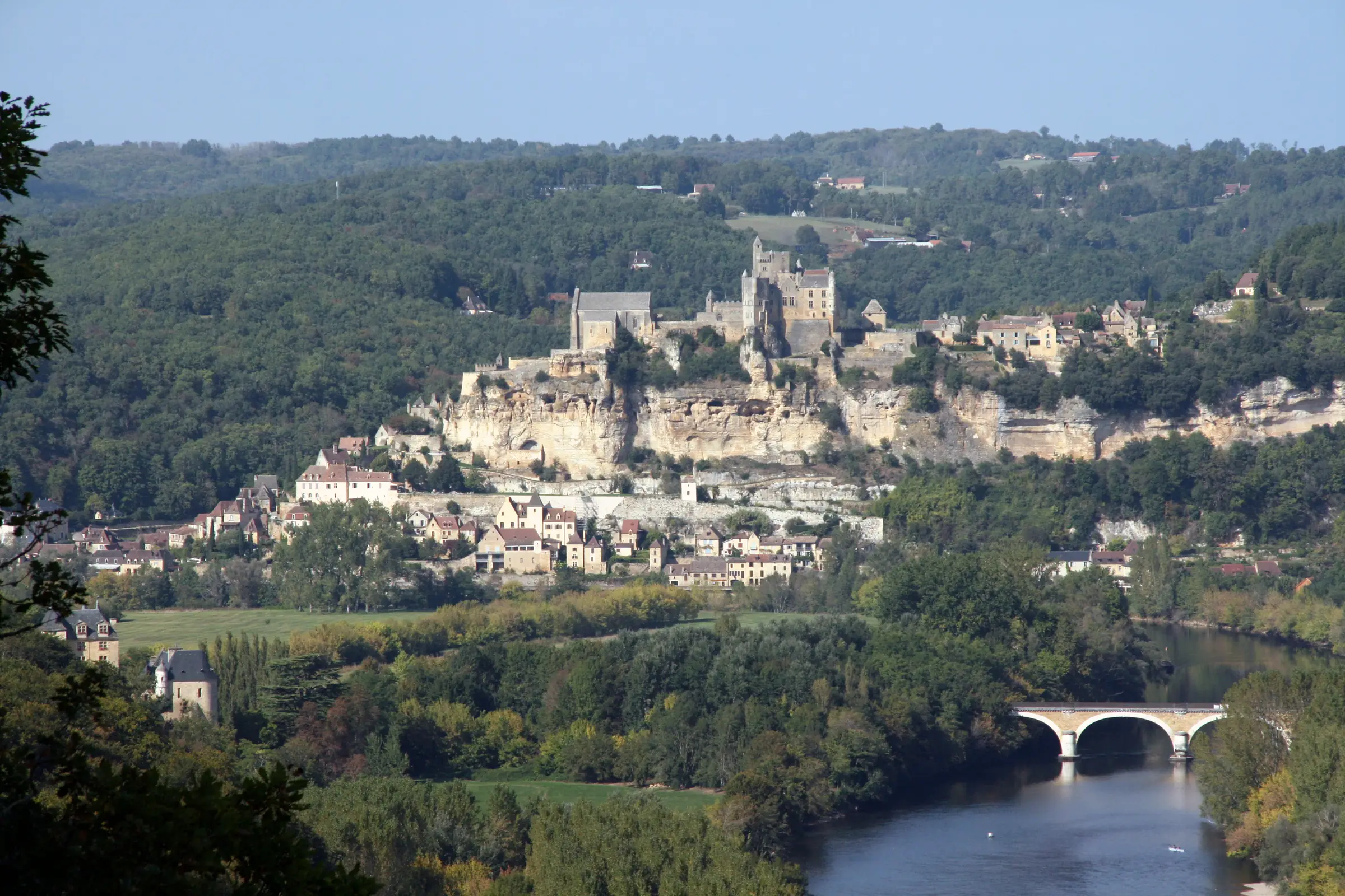 Vallée de la Dordogne — La vallée de la Dordogne à Beynac : le village, le château sur sa falaise et le pont sur la rivi