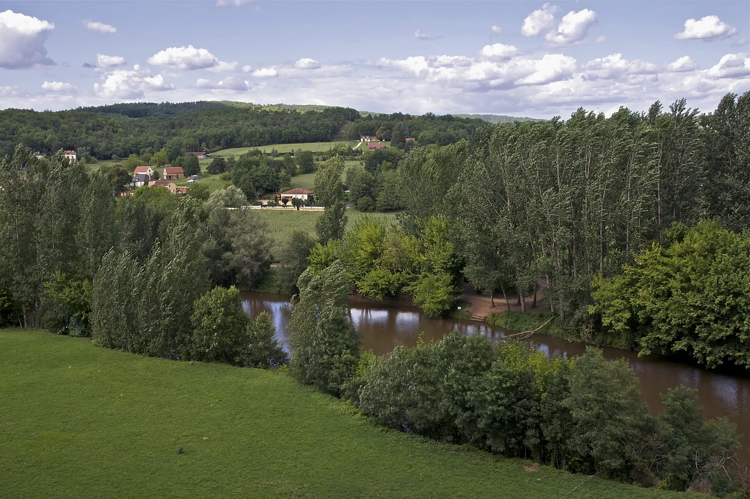 Vallée de la Vézère — La Vézère serpentant entre prairies et bois, paysage typique près de la Roque Saint-Christophe.