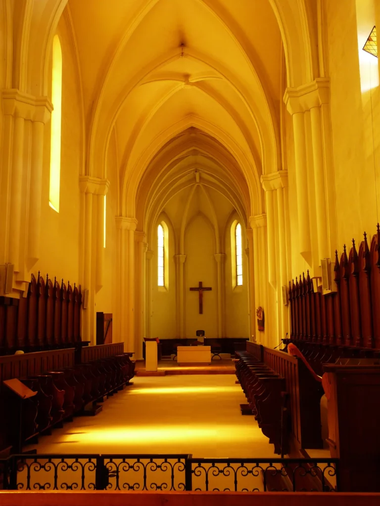 Abbaye Notre-Dame de Bonne-Espérance — la nef sobre de l’église abbatiale