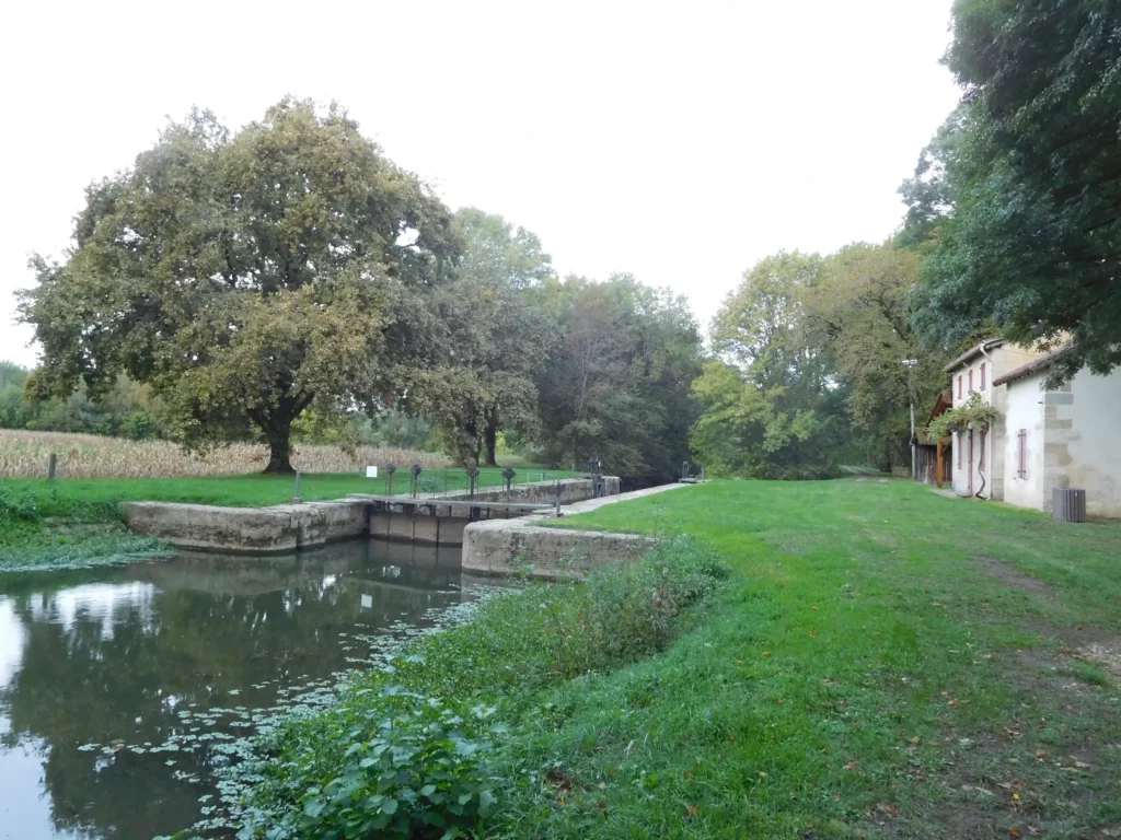 L'écluse de Bénévent sur le canal de la Filolie, à Saint-Laurent-des-Hommes, près de son aire de pique-nique