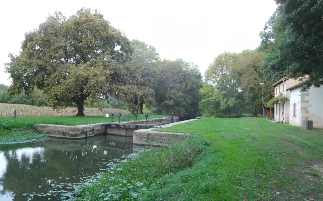 L'écluse de Bénévent sur le canal de la Filolie, à Saint-Laurent-des-Hommes, près de son aire de pique-nique