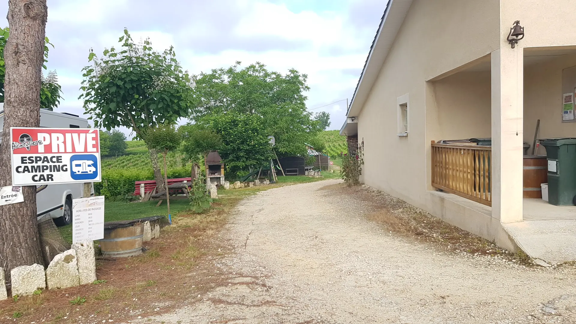 Un espace camping-car privé chez un vigneron, au milieu des vignes de Monbazillac