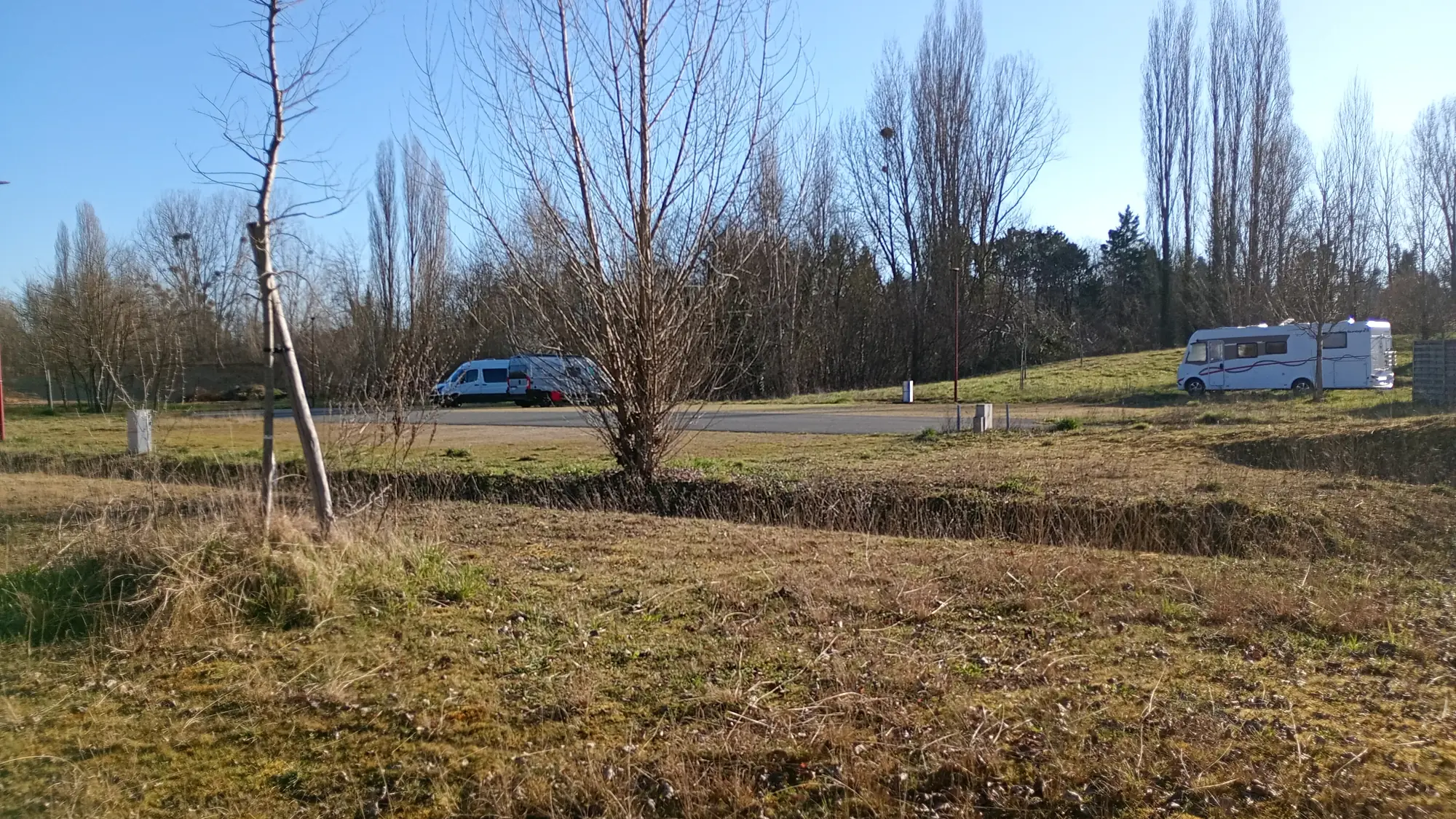 L'aire de camping-car du parc de Pombonne, à Bergerac, vue depuis la berge