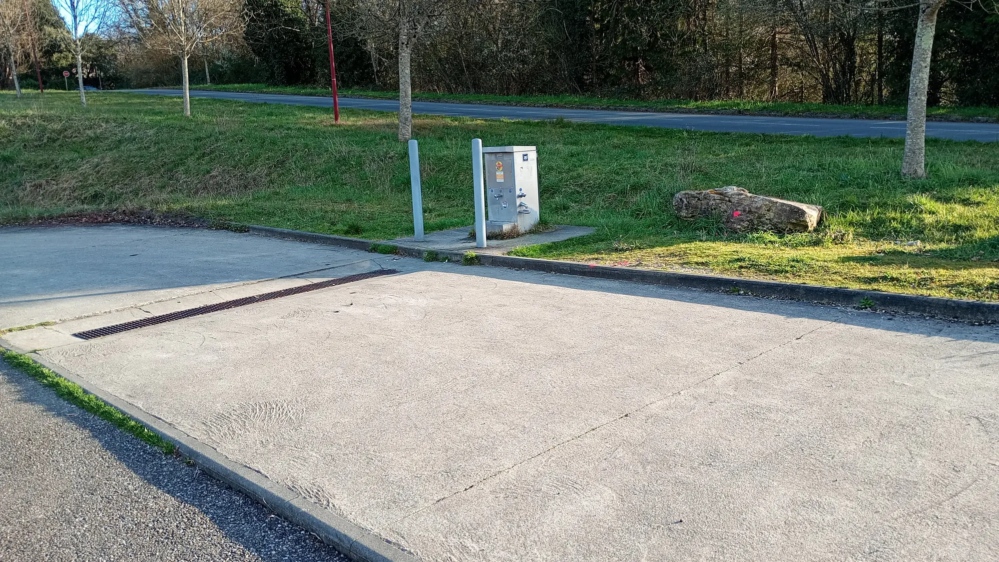 La borne de services de l'aire de camping-car de Pombonne, à Bergerac, avec sa plateforme de vidange