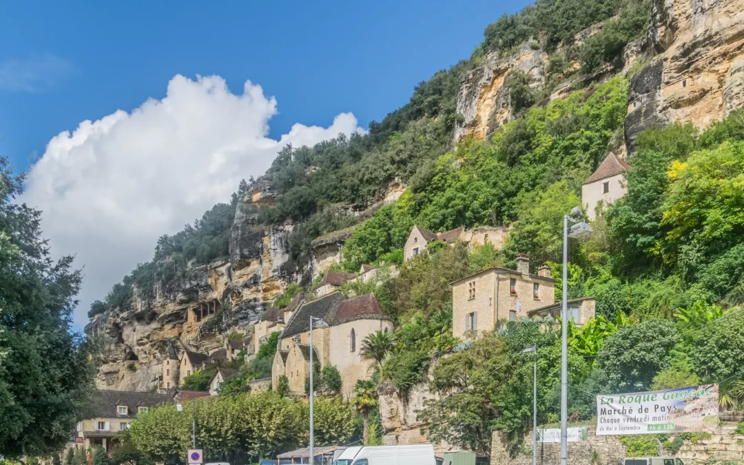 La route D703 au pied des falaises et des maisons de La Roque-Gageac, dans la vallée de la Dordogne