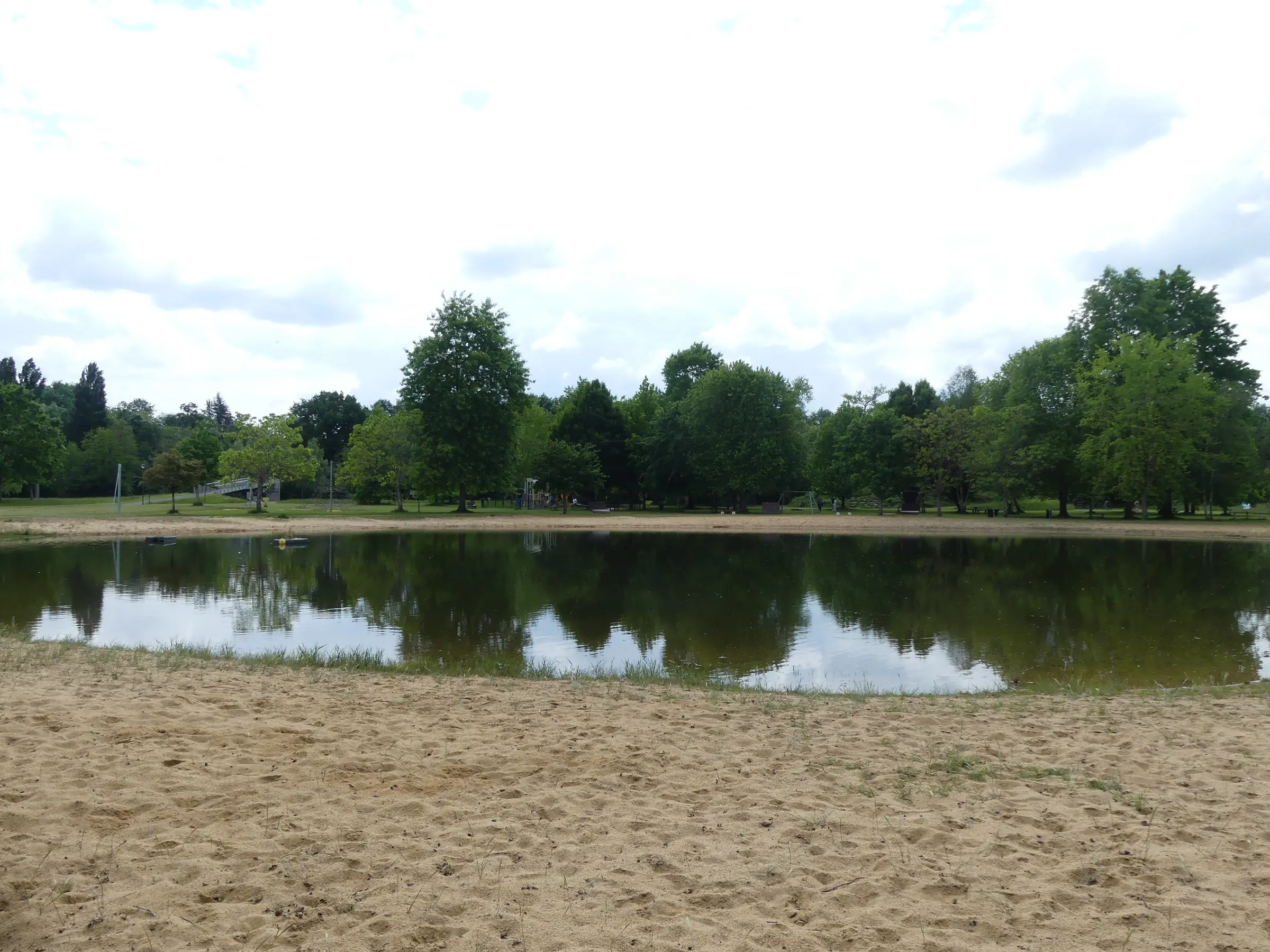 Base de loisirs de Chandos — étang de baignade et plage de sable de la base de Chandos