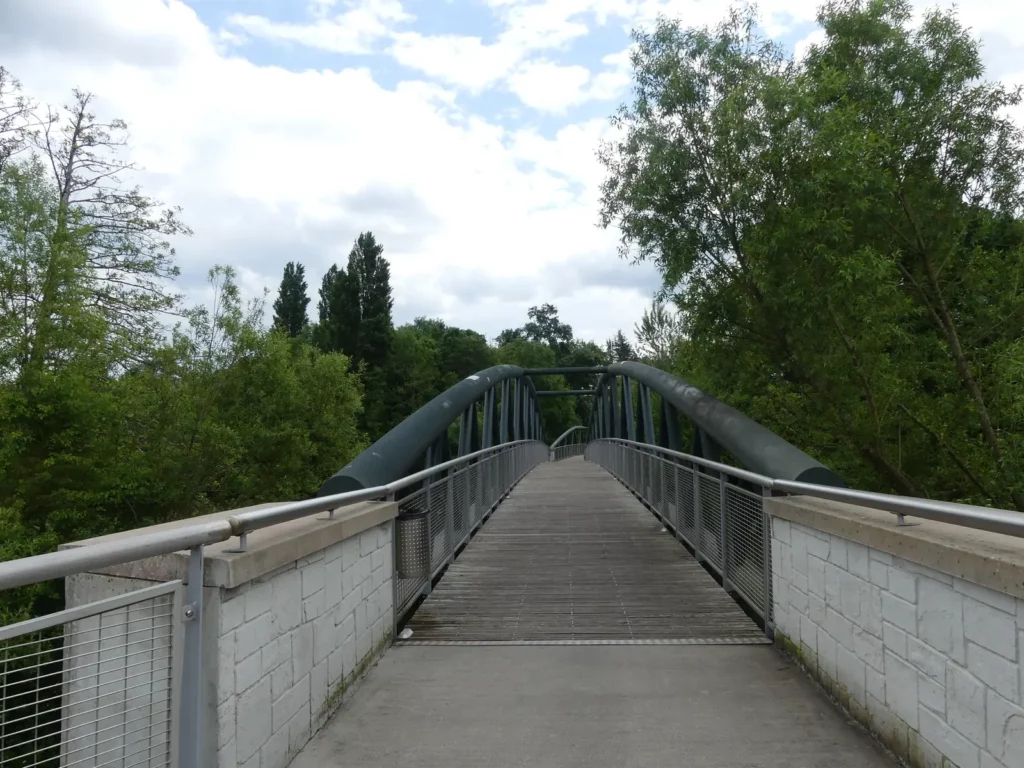 Base de loisirs de Chandos — passerelle sur l’Isle menant à la base de Chandos