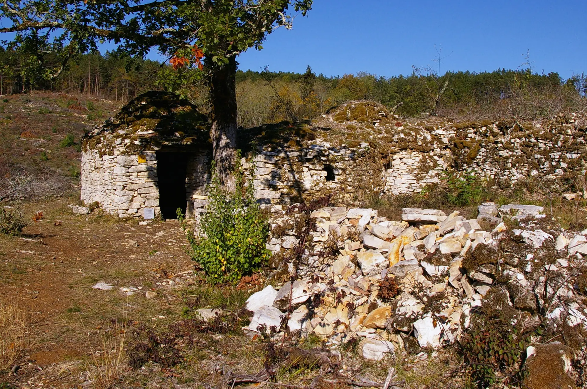 La cabane triple de la Combe du Rat, à Daglan, au bord d'un chemin du causse