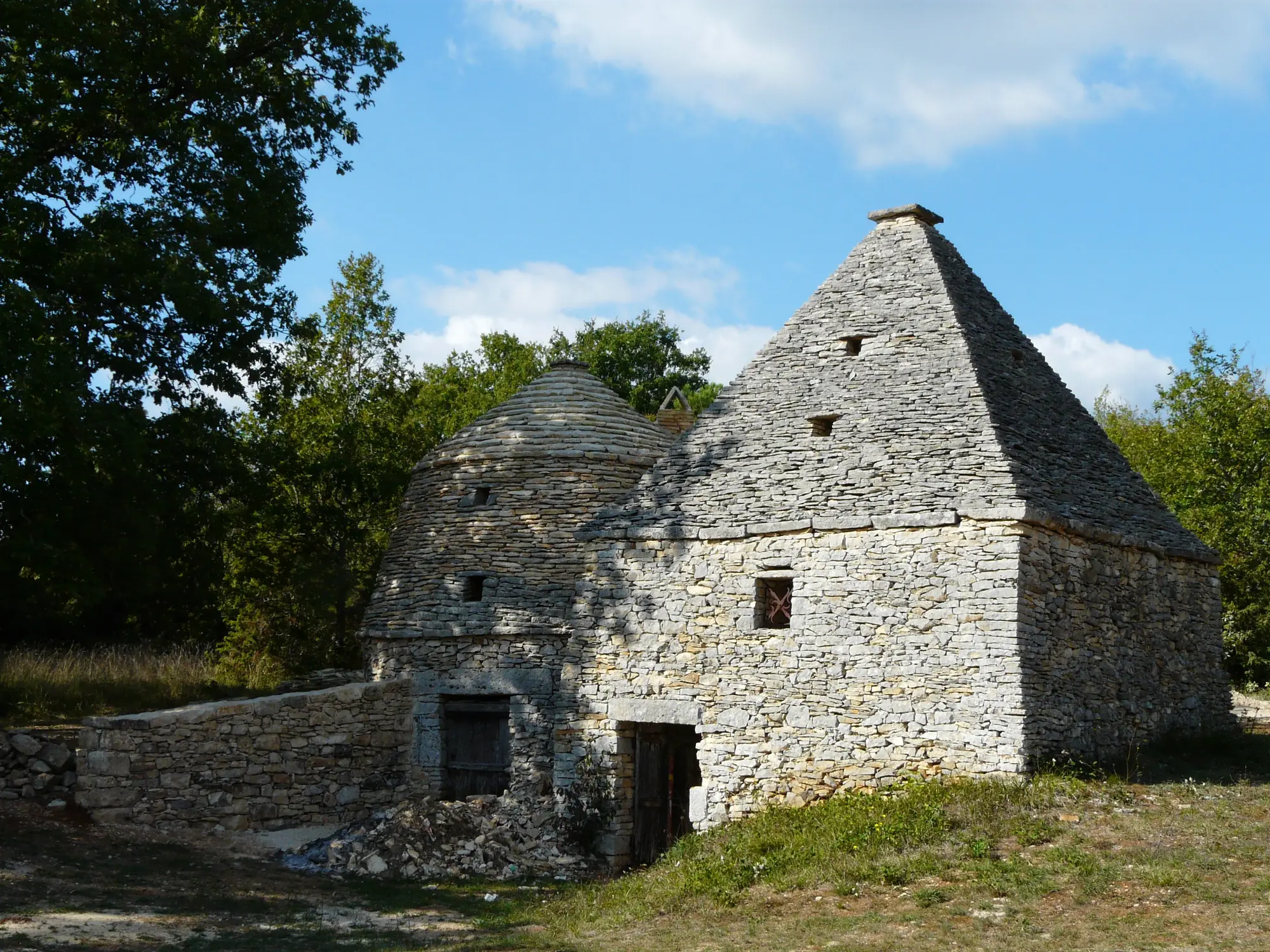 Deux cabanes accolées à Vaudres, l'une ronde, l'autre carrée au toit en pyramide