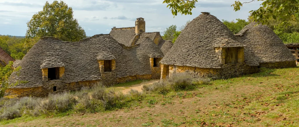 Les cabanes en pierre sèche du Breuil et leurs toits de lauzes, à Saint-André-d'Allas