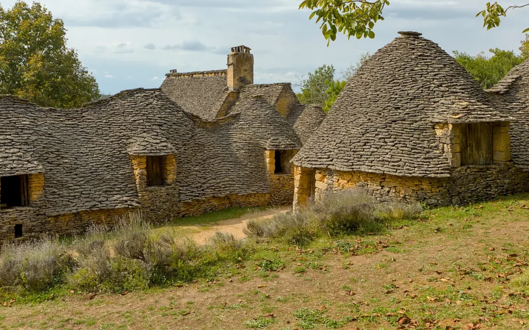 Les cabanes en pierre sèche du Breuil et leurs toits de lauzes, à Saint-André-d'Allas