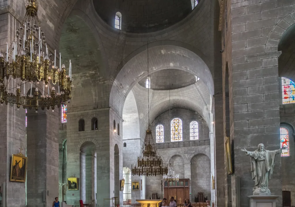 La nef de la cathédrale Saint-Front de Périgueux et ses coupoles sur pendentifs