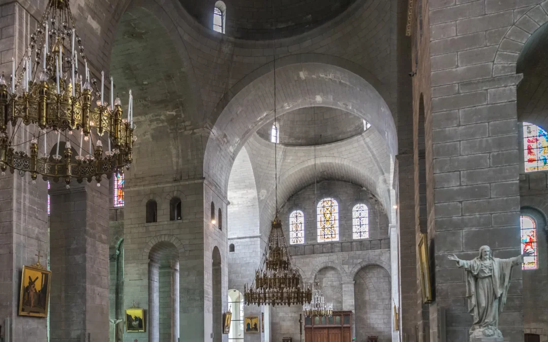 La nef de la cathédrale Saint-Front de Périgueux et ses coupoles sur pendentifs
