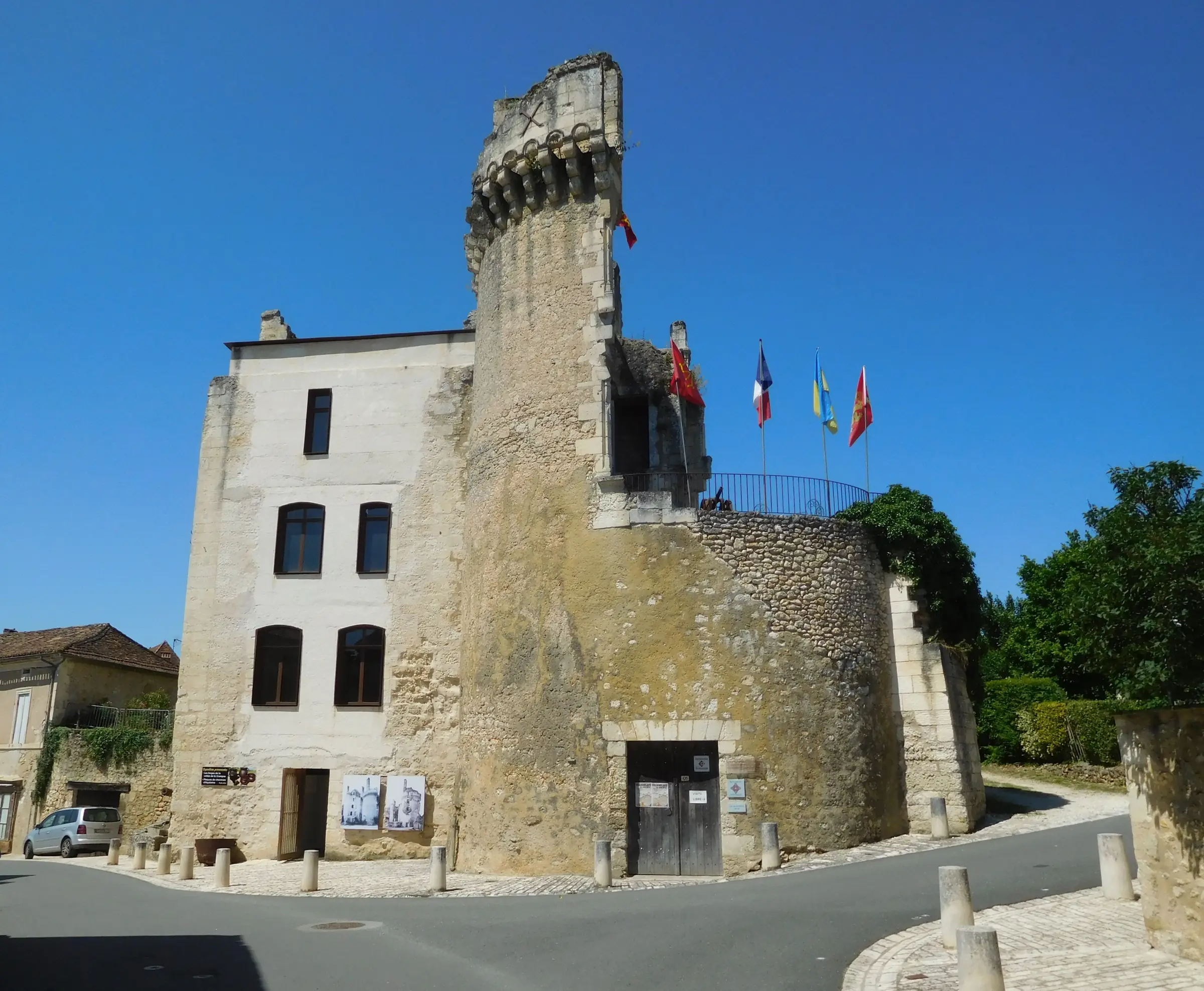 Château de Barrière à Villamblard — le château de Barrière après rénovation, entre ruines et parties restaurées