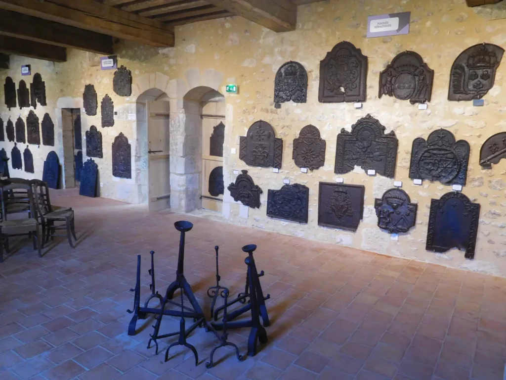 Château de Barrière à Villamblard — plaques de cheminée en fonte exposées dans une salle du château