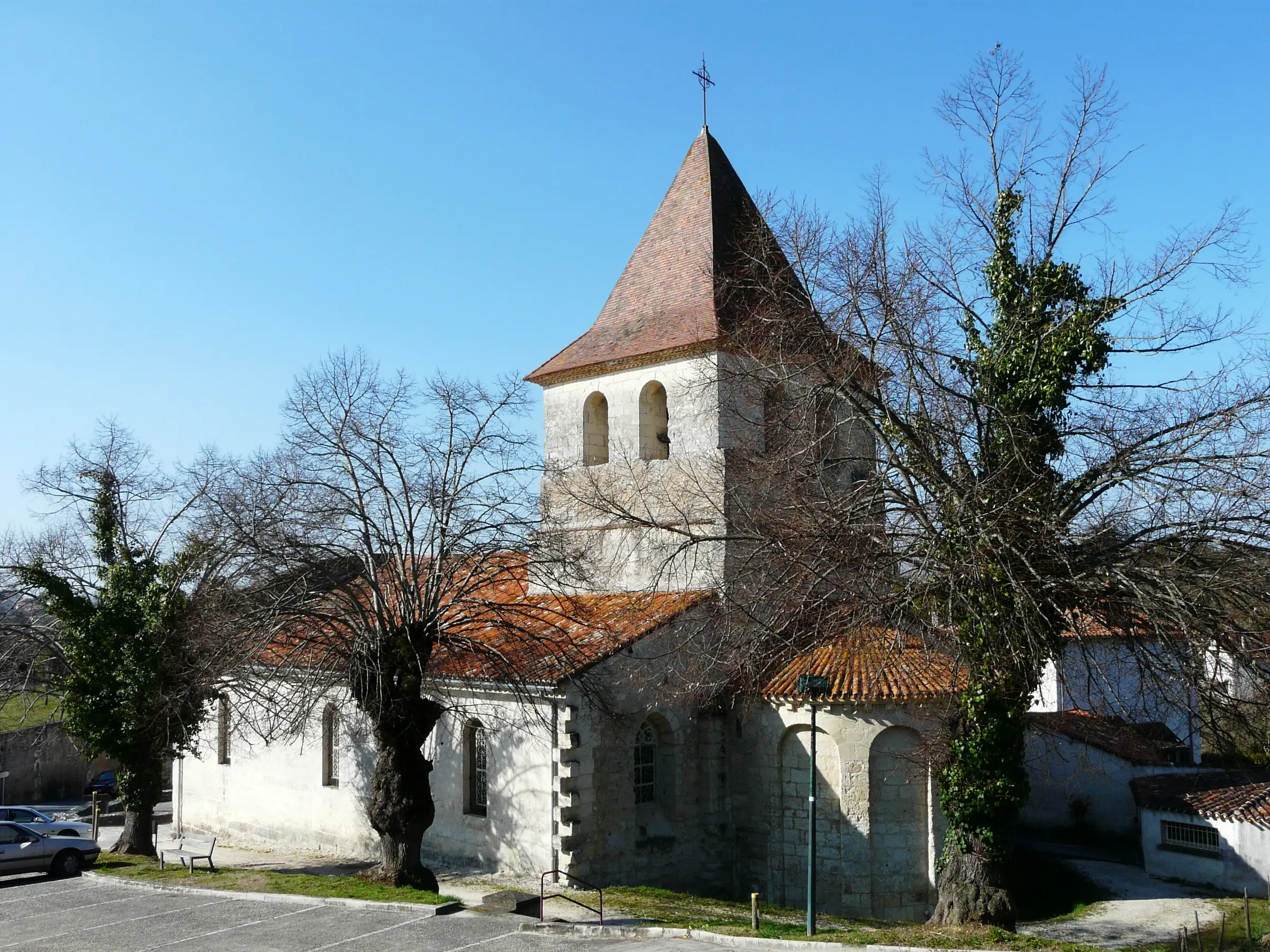 Collégiale Notre-Dame de Ribérac — la collégiale Notre-Dame vue du sud-est, clocher carré au-dessus du chœur