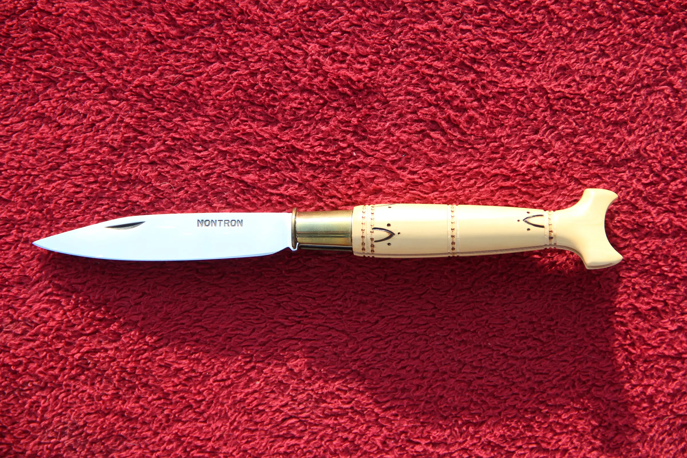 Atelier de la Coutellerie Nontronnaise — couteau de Nontron à manche de buis pyrogravé et virole