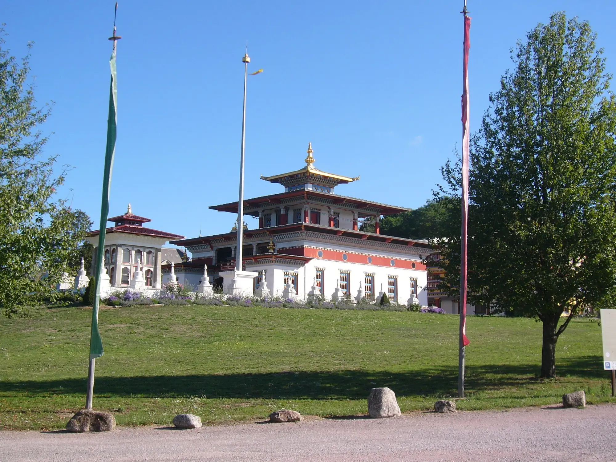 Le temple de l'institut bouddhiste Dhagpo Kagyu Ling, à Saint-Léon-sur-Vézère