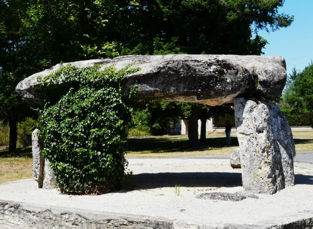 Le dolmen de Peyrelevade à Brantôme : une grande table de pierre posée sur ses piliers