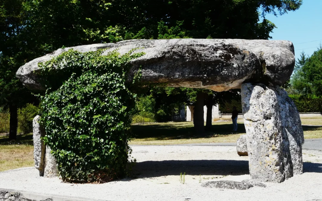 Le dolmen de Peyrelevade à Brantôme : une grande table de pierre posée sur ses piliers