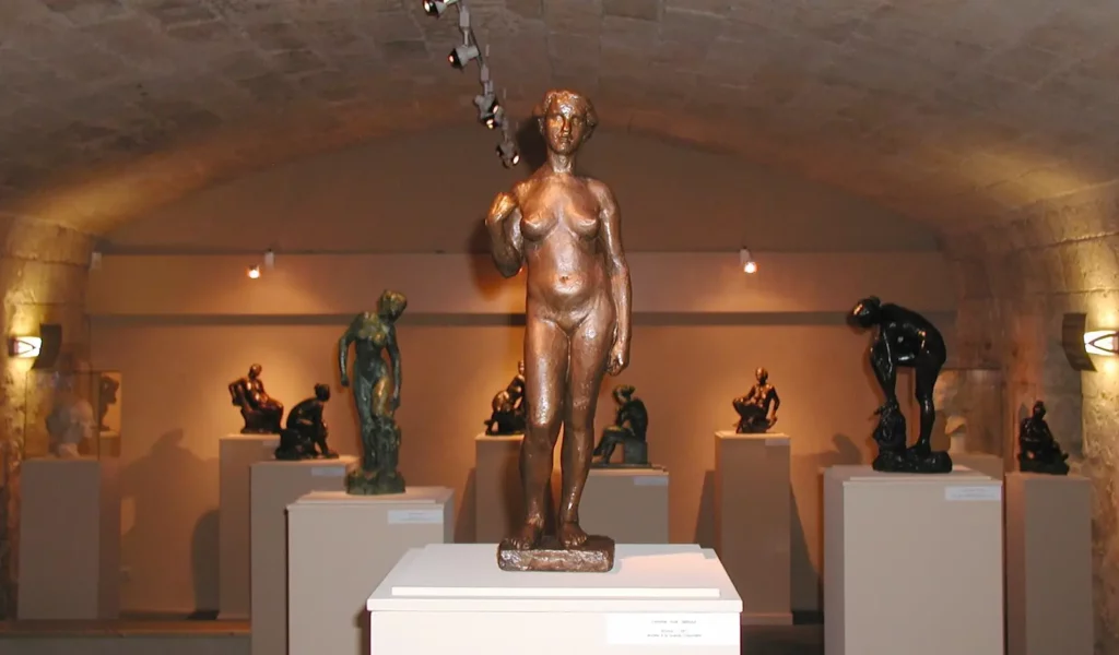 Dordonha, pôle patrimonial de Bergerac — sculptures de Costi sous les voûtes du musée