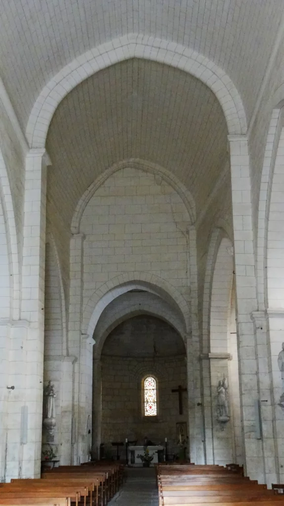 Église et musées de Saint-Privat-des-Prés — nef de l’église Saint-Privat vers l’abside