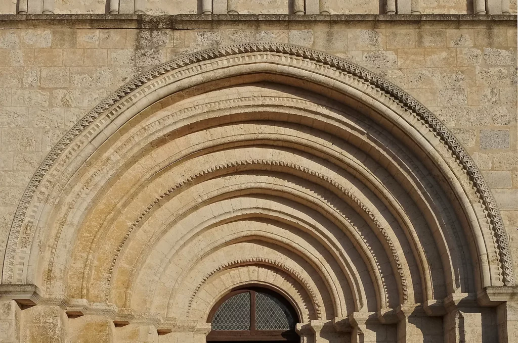 Église et musées de Saint-Privat-des-Prés — portail roman à voussures de l’église Saint-Privat