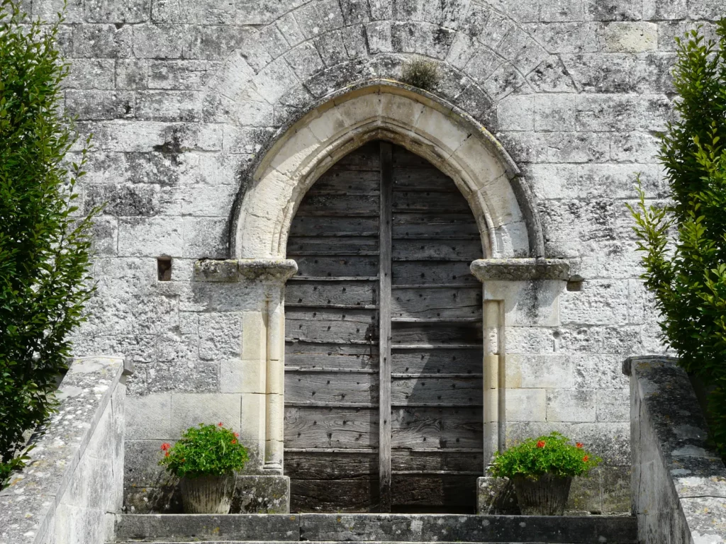 Église fortifiée de Grand-Brassac — le portail ouest en arc brisé