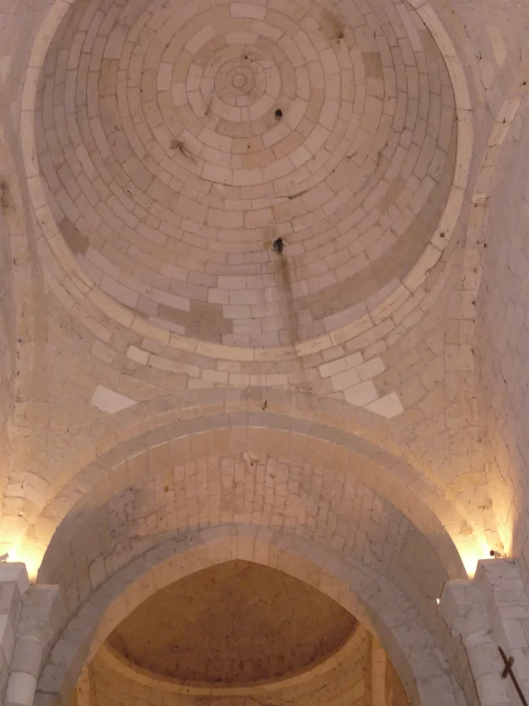 Église fortifiée de Grand-Brassac — les coupoles sur pendentifs de la nef