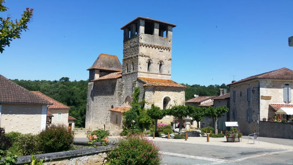 Église fortifiée de Siorac-de-Ribérac — l’église dans le bourg de Siorac-de-Ribérac