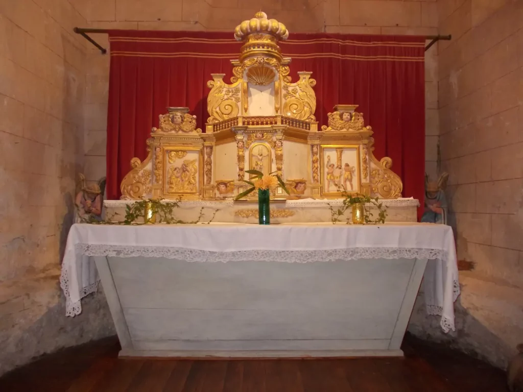 Église fortifiée de Siorac-de-Ribérac — le retable en bois doré et peint du maître-autel