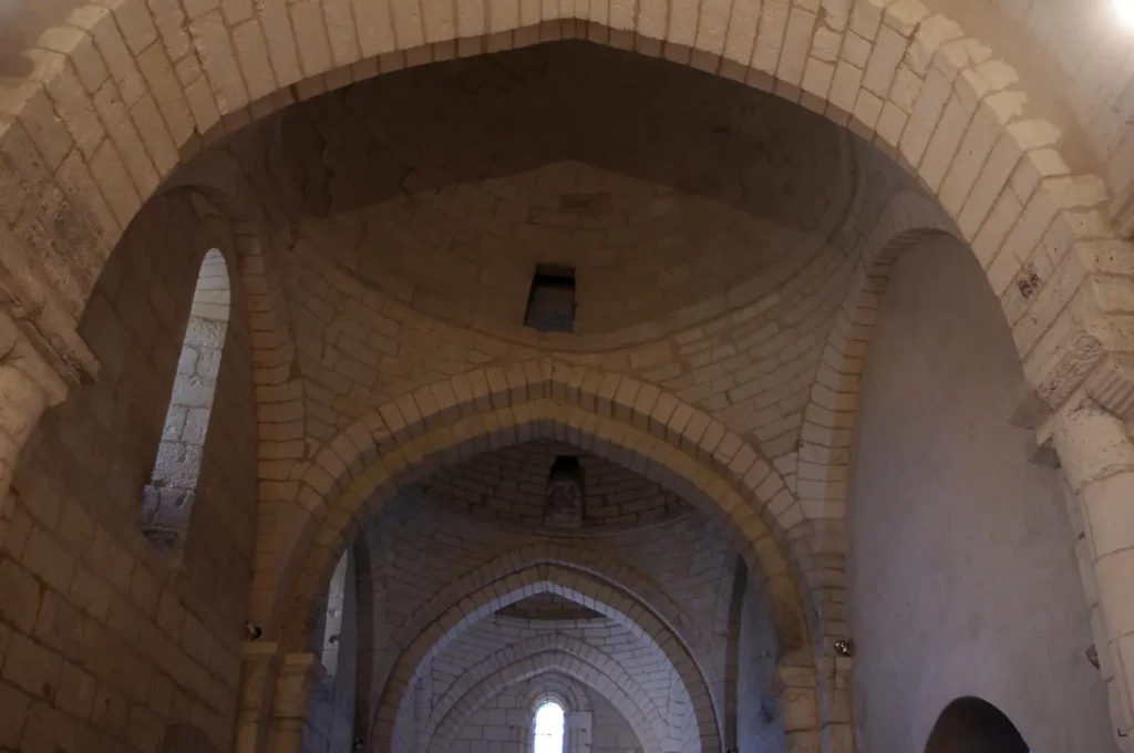 Église Saint-Martin de Cherval — la file de coupoles de la nef