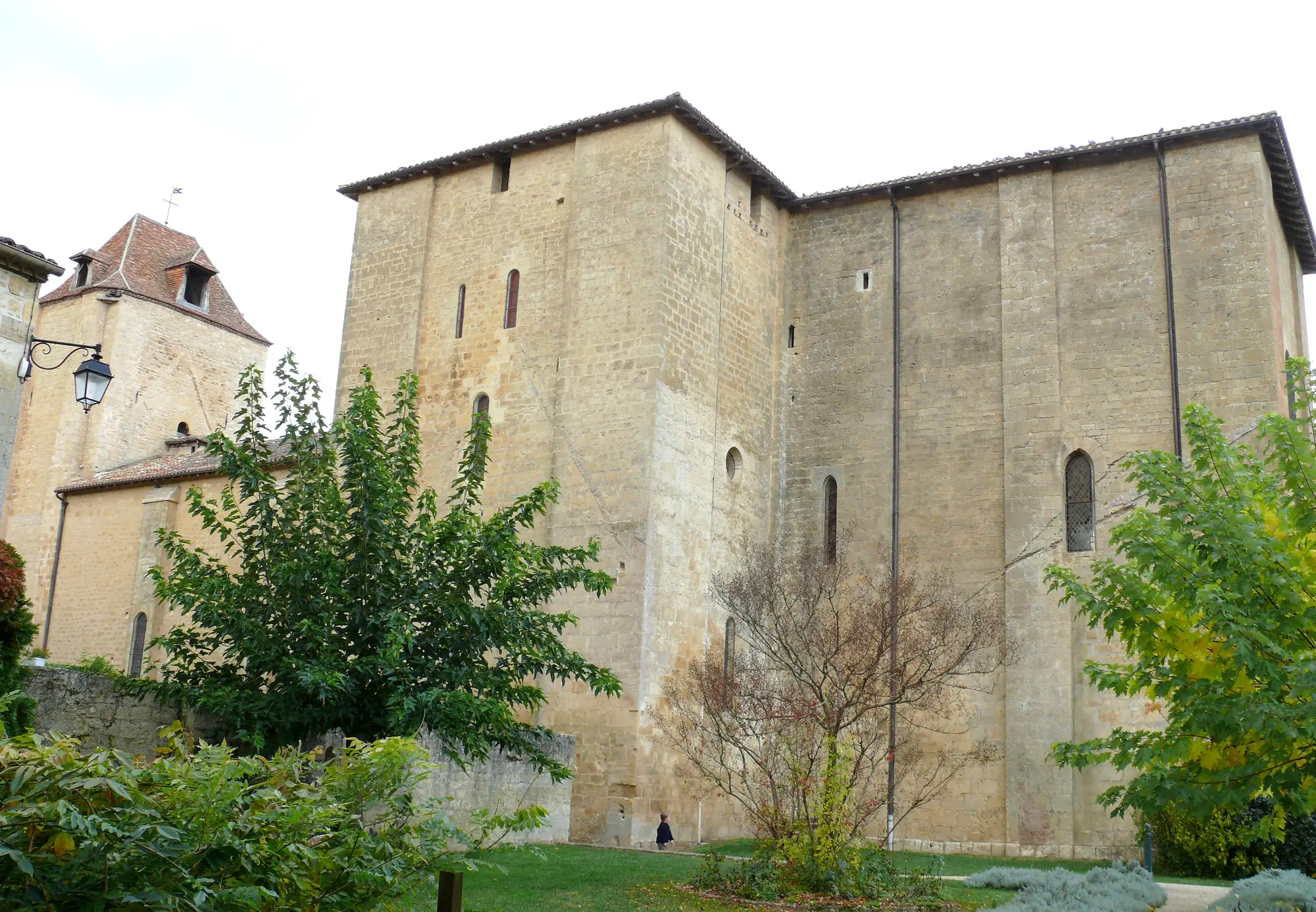 L'église fortifiée Saint-Nicolas de Trémolat, aux murs massifs