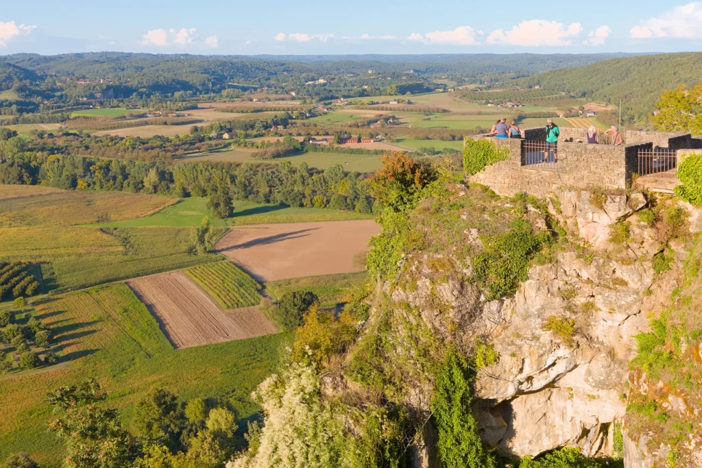 Le belvédère de la Barre au bord de la falaise de Domme, au-dessus des champs de la vallée de la Dordogne