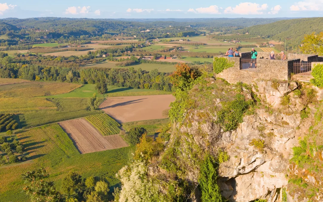Le belvédère de la Barre au bord de la falaise de Domme, au-dessus des champs de la vallée de la Dordogne