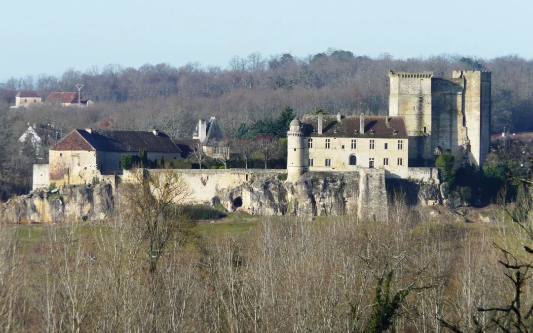 Le château d'Excideuil sur son rocher au-dessus de la Loue, avec son logis, sa tourelle et ses deux donjons carrés