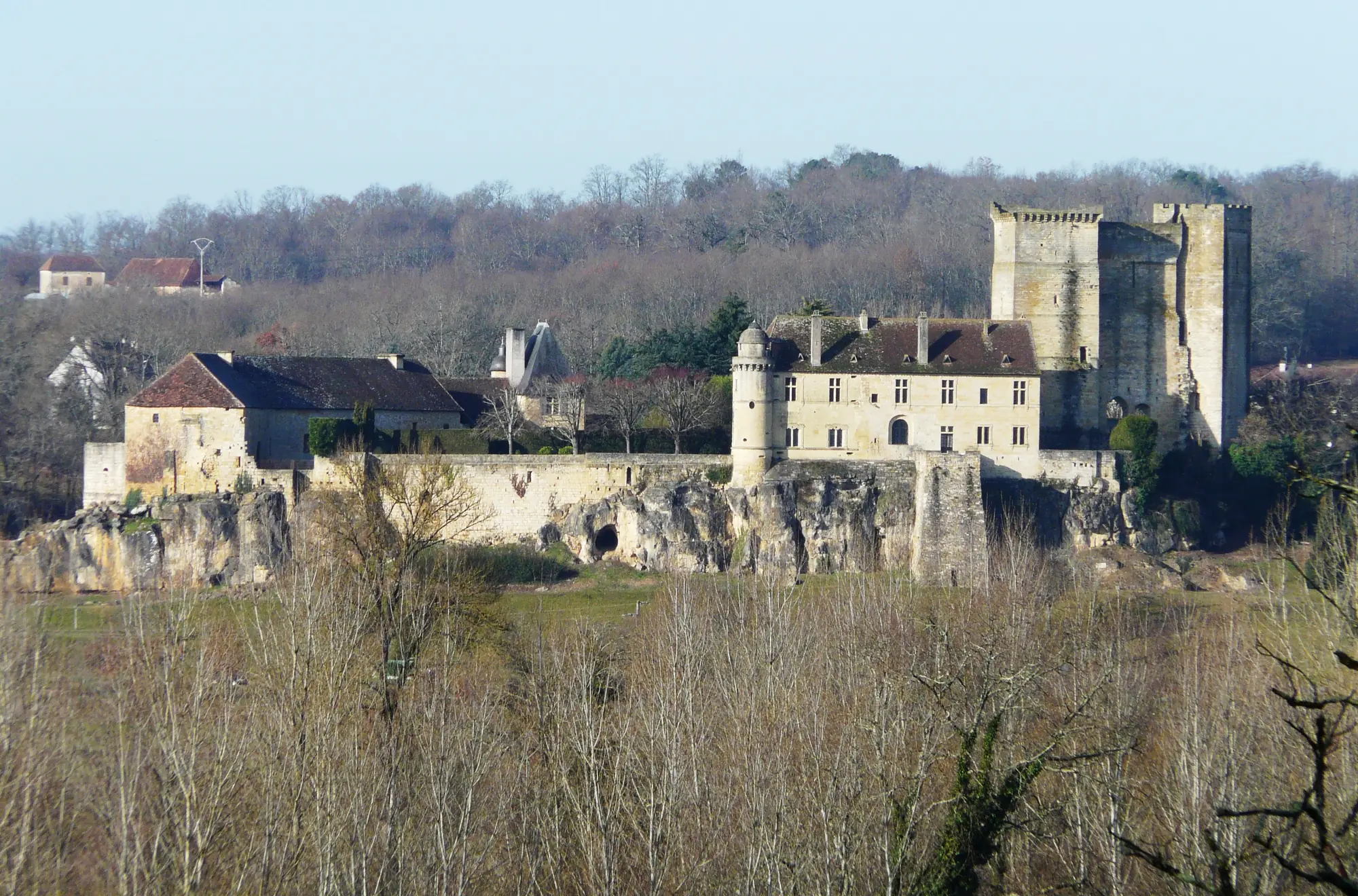 Le château d'Excideuil sur son rocher au-dessus de la Loue, avec son logis, sa tourelle et ses deux donjons carrés