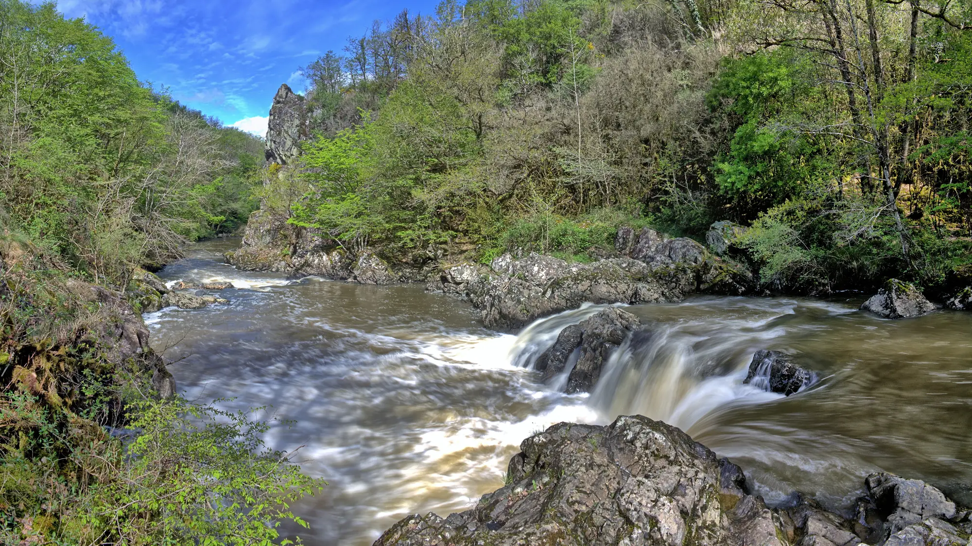 La cascade du Saut-Ruban dans les gorges de l'Auvézère, à Saint-Mesmin, entre rochers et forêt de printemps