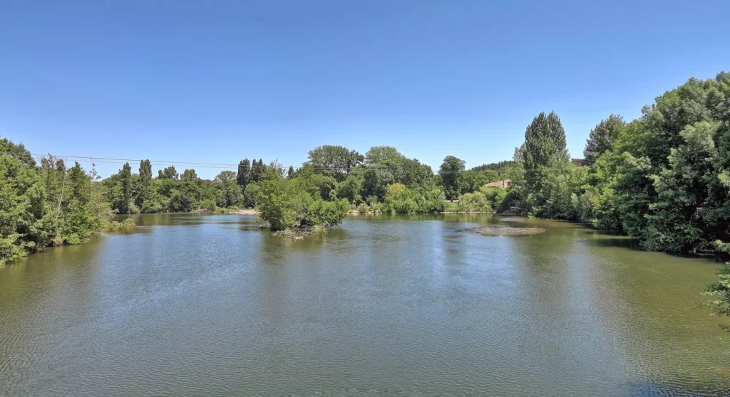 L'Isle à Montpon-Ménestérol, large et calme entre ses rives boisées, vue depuis la passerelle de Chandos