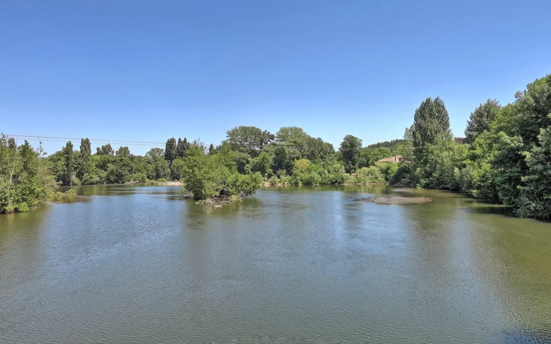 L'Isle à Montpon-Ménestérol, large et calme entre ses rives boisées, vue depuis la passerelle de Chandos