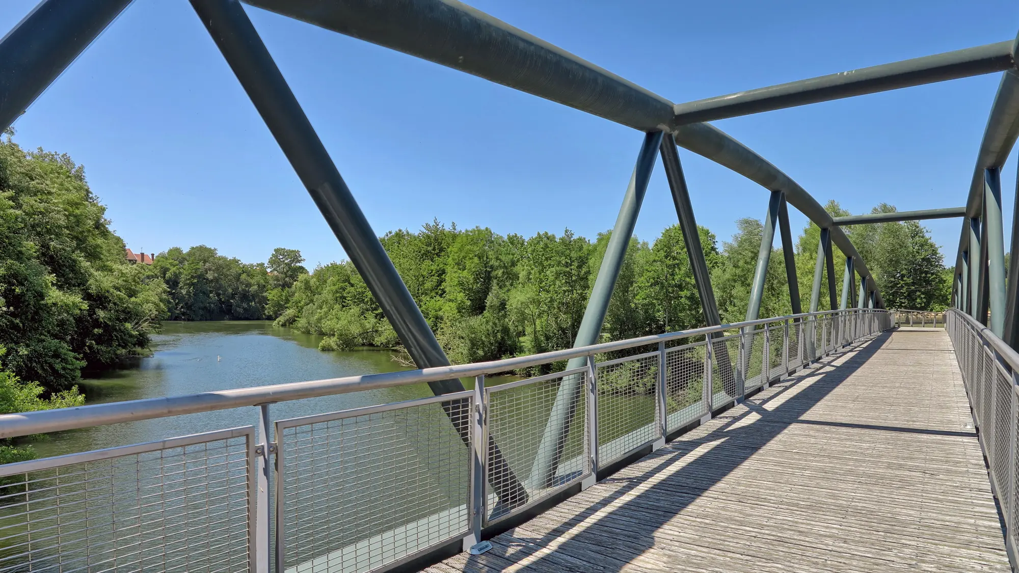 La passerelle métallique de Chandos au-dessus de l'Isle, à Montpon-Ménestérol