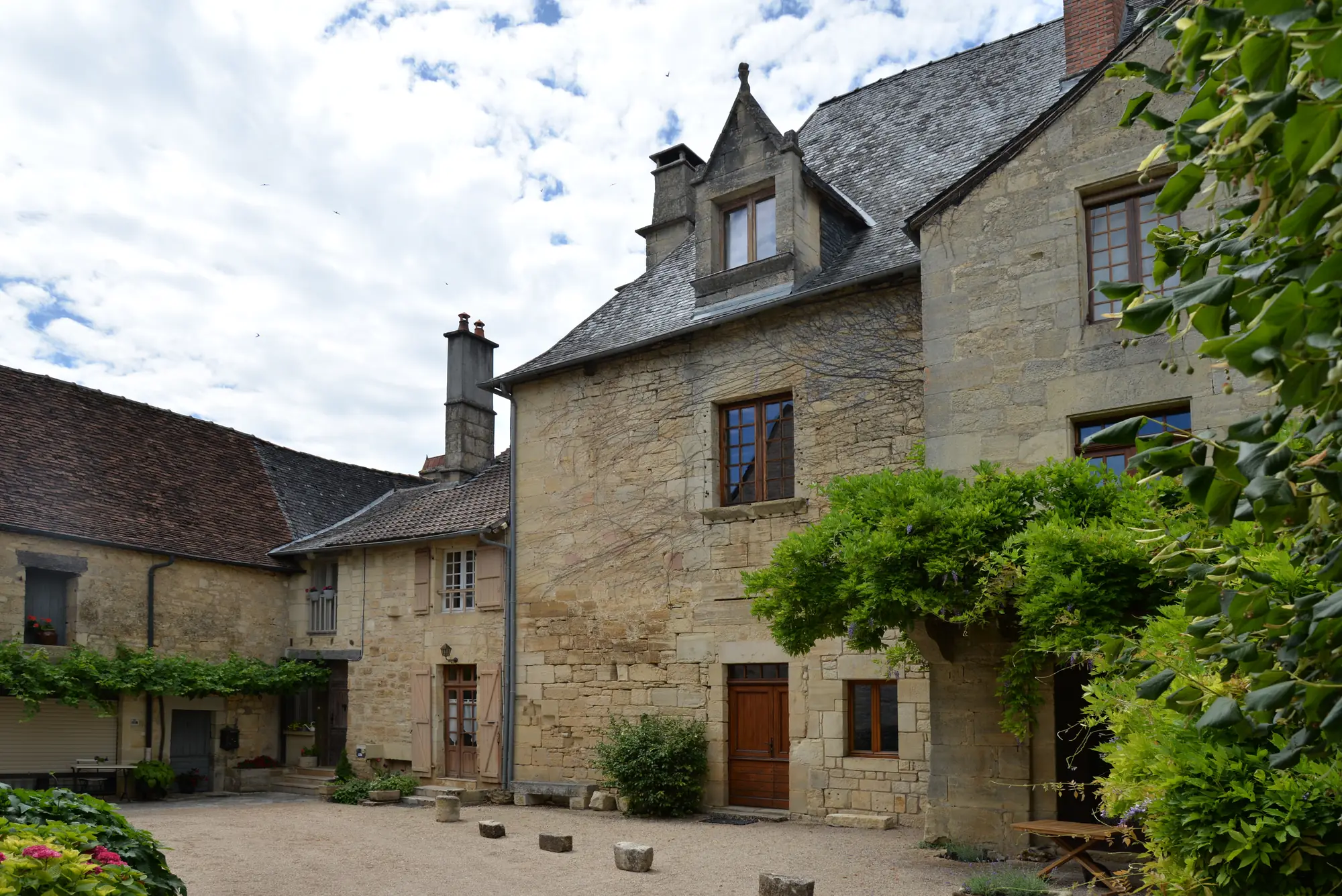 Maisons de pierre blonde et toits d'ardoise dans le village de Saint-Robert, en Corrèze