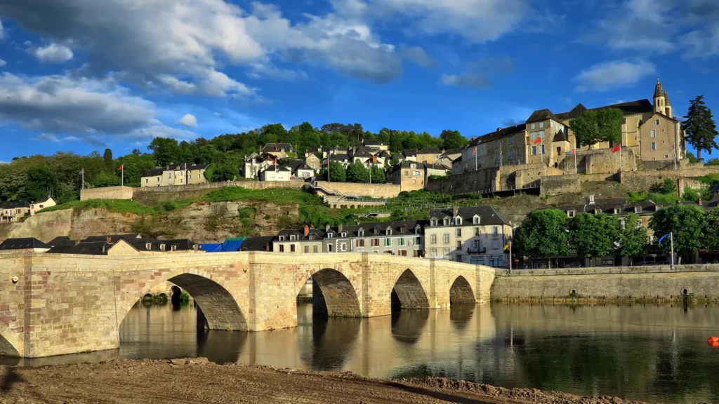 Le Pont Vieux de Terrasson sur la Vézère, sous la vieille ville et l'église Saint-Sour