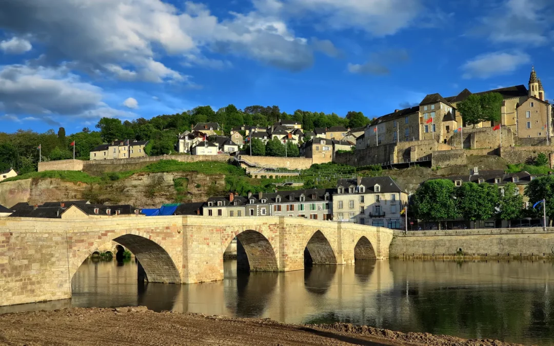 Le Pont Vieux de Terrasson sur la Vézère, sous la vieille ville et l'église Saint-Sour